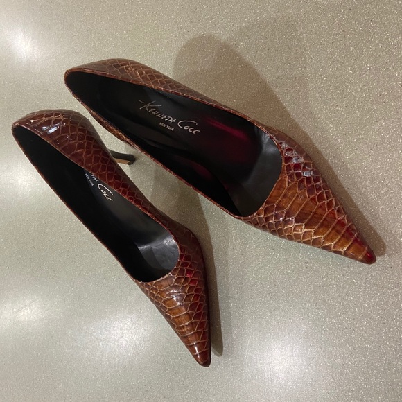 Kenneth Cole alligator print patent leather pumps - Picture 3 of 13